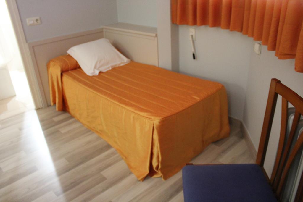 Hostal Montserrat Tona Extérieur photo