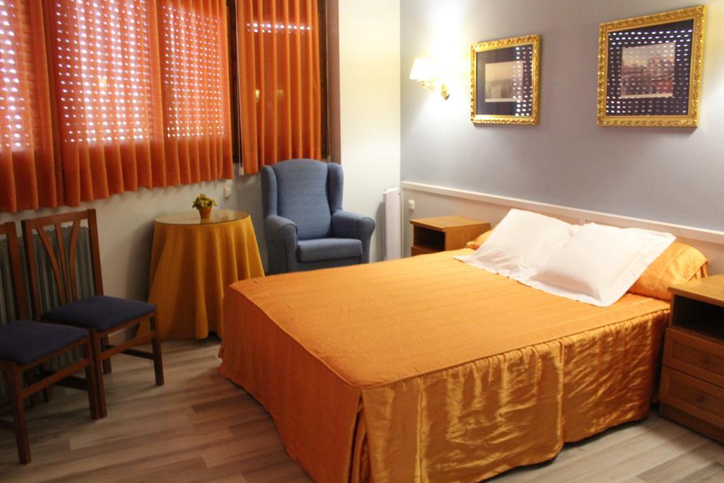 Hostal Montserrat Tona Extérieur photo