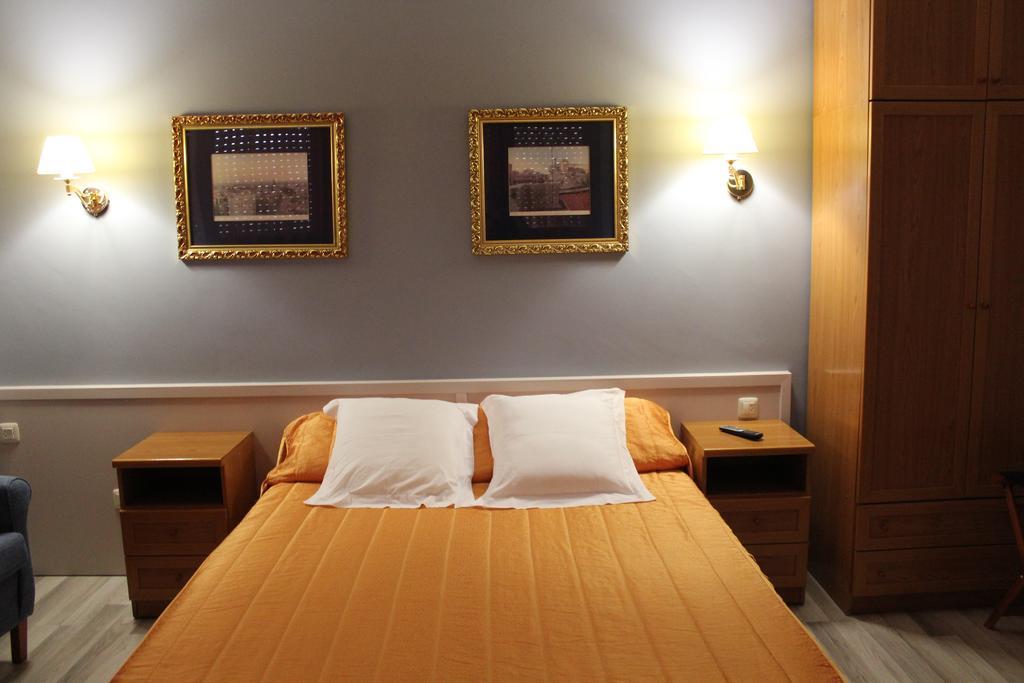 Hostal Montserrat Tona Extérieur photo