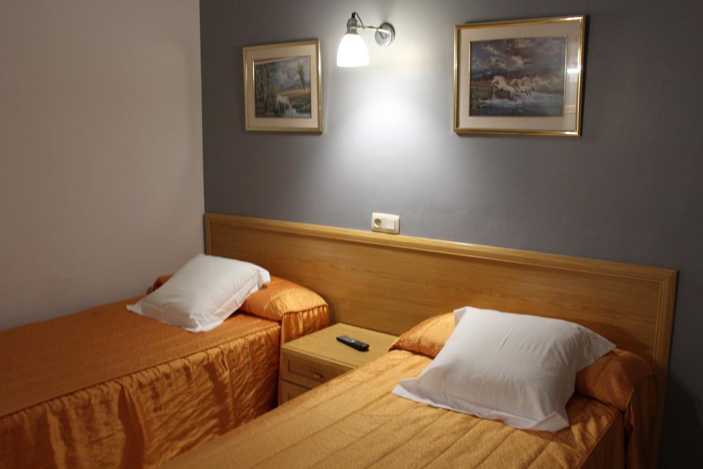 Hostal Montserrat Tona Extérieur photo