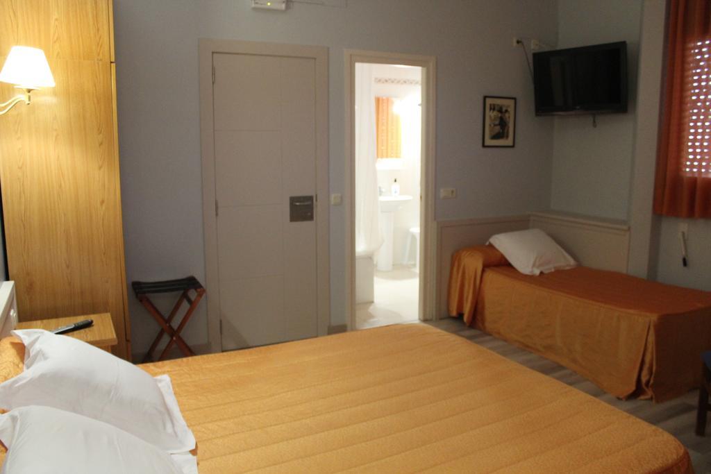 Hostal Montserrat Tona Extérieur photo