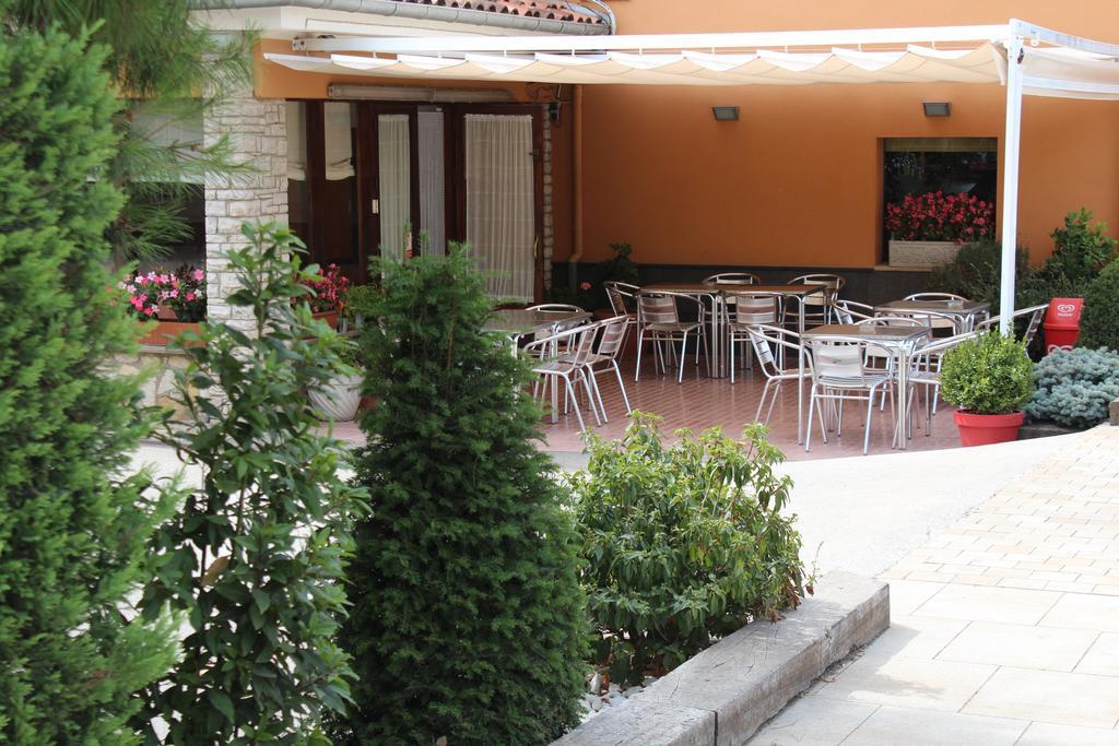 Hostal Montserrat Tona Extérieur photo