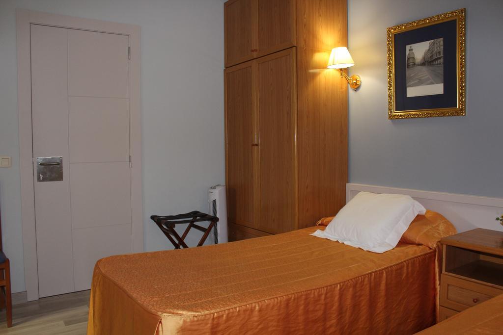 Hostal Montserrat Tona Extérieur photo