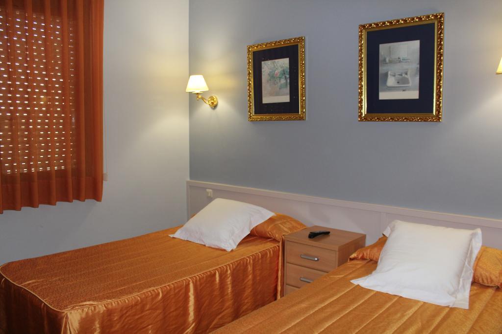 Hostal Montserrat Tona Extérieur photo