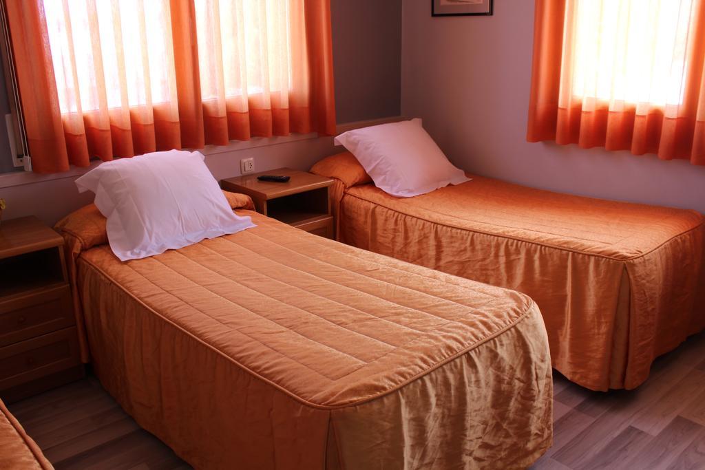 Hostal Montserrat Tona Extérieur photo