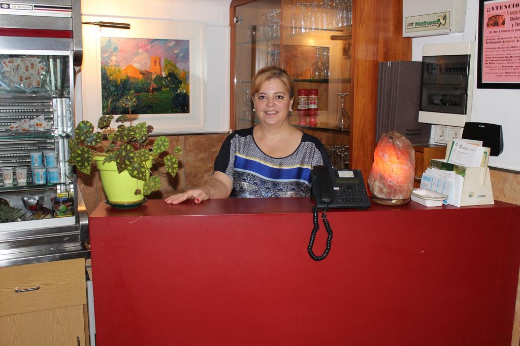 Hostal Montserrat Tona Extérieur photo