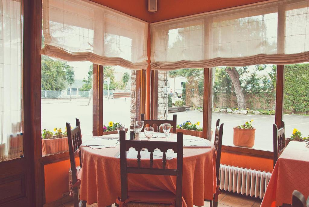 Hostal Montserrat Tona Extérieur photo