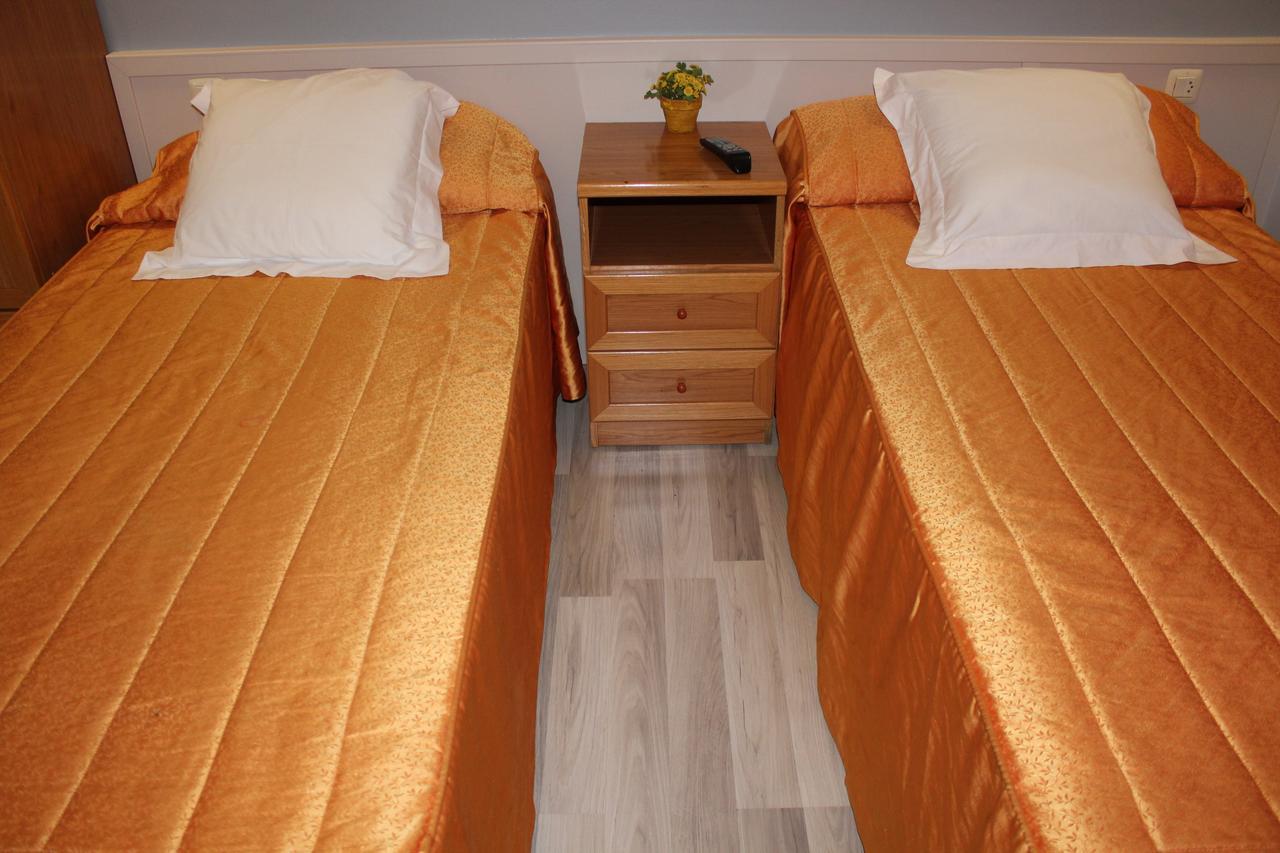 Hostal Montserrat Tona Extérieur photo