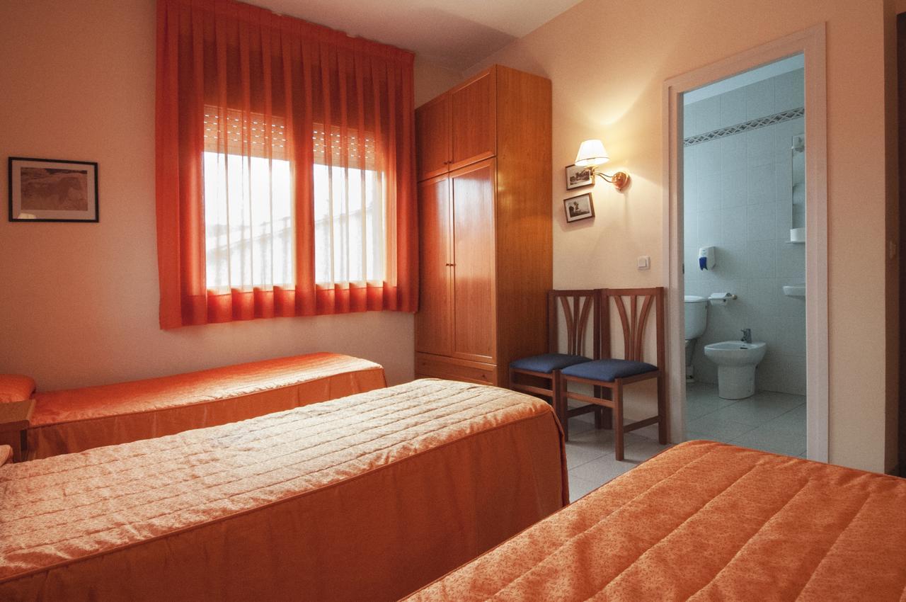 Hostal Montserrat Tona Extérieur photo