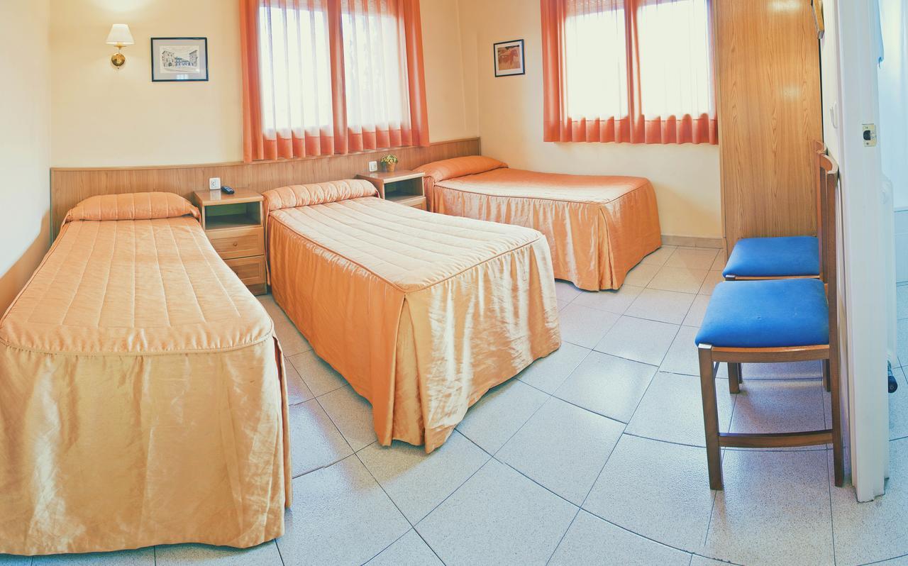 Hostal Montserrat Tona Extérieur photo
