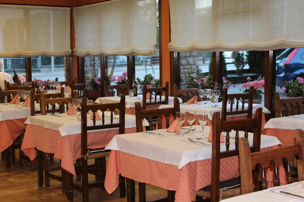 Hostal Montserrat Tona Extérieur photo
