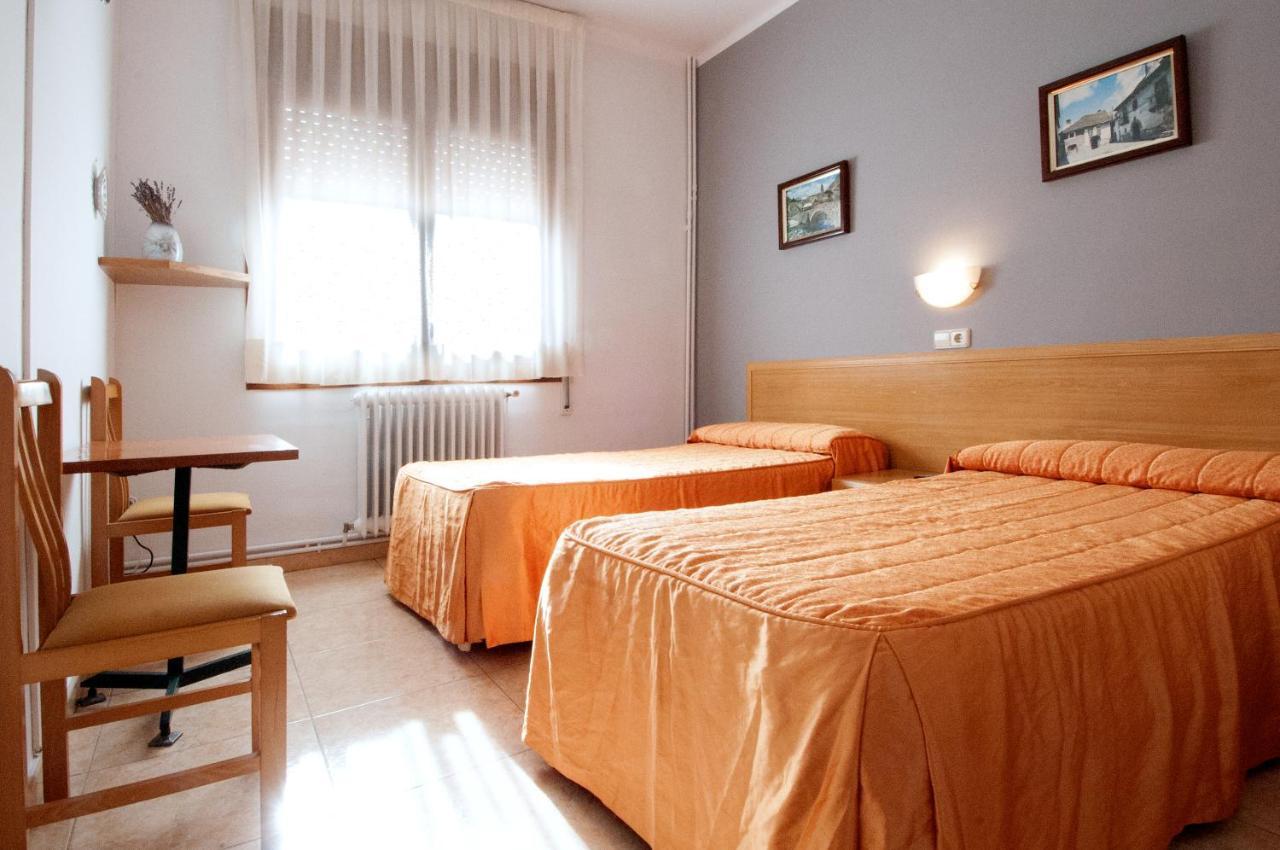Hostal Montserrat Tona Chambre photo